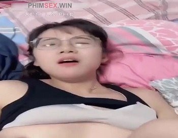 Poster of Em gái xinh kính cận địt bạn trai sướng tột đỉnh